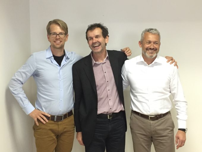 Erfolgreiche Vertragsunterzeichnung: Malte Kriegel (li.) gemeinsam mit Reinhold Immler (Mitte, CEO JoinVision) und Renato Profico (re. CEO JobCloud)