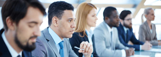Collaborateurs en réunion assis autour d'une table