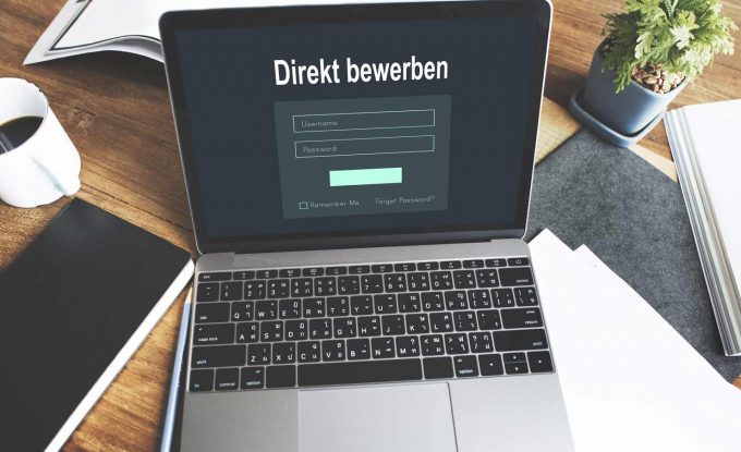 Offener computer zum direkt auf der website bewerben