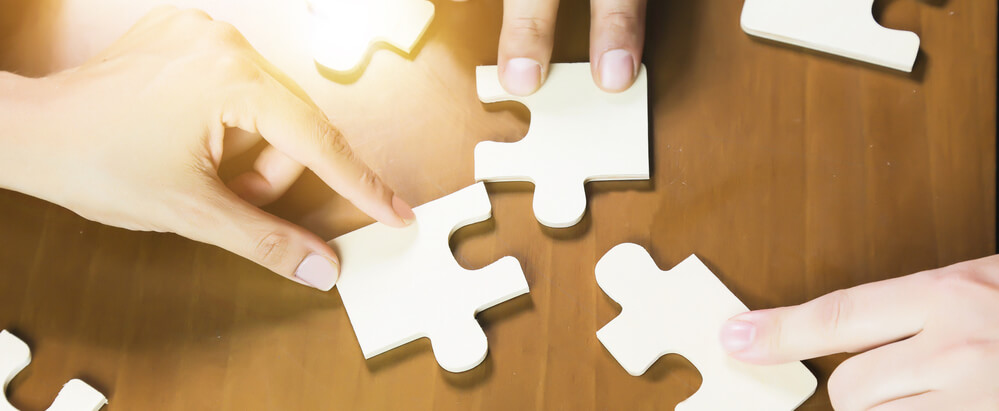 pièces de puzzle blanches sur une table en bois