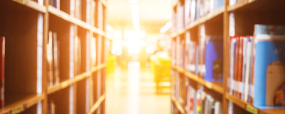 couloir illuminée entre deux étagères de livres