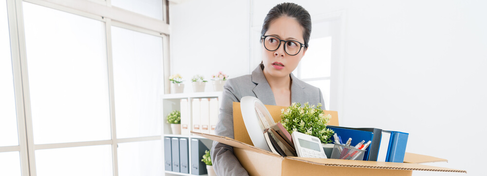 Frau, die im Job ihre Sachen packt