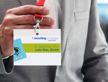 besucher zeigt eintrittsbadge für hr convention