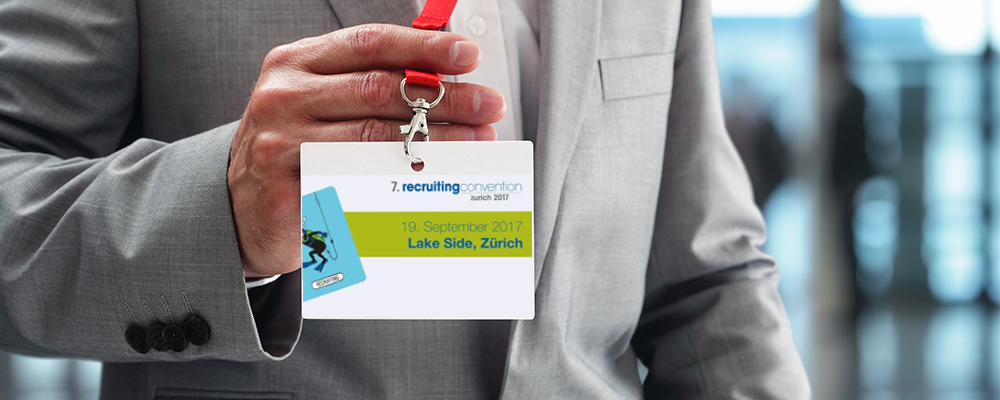 besucher zeigt eintrittsbadge für hr convention