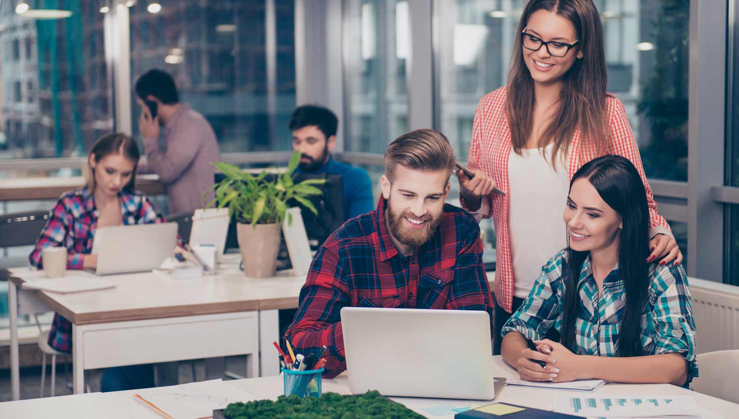 équipe jeune et souriante au travail