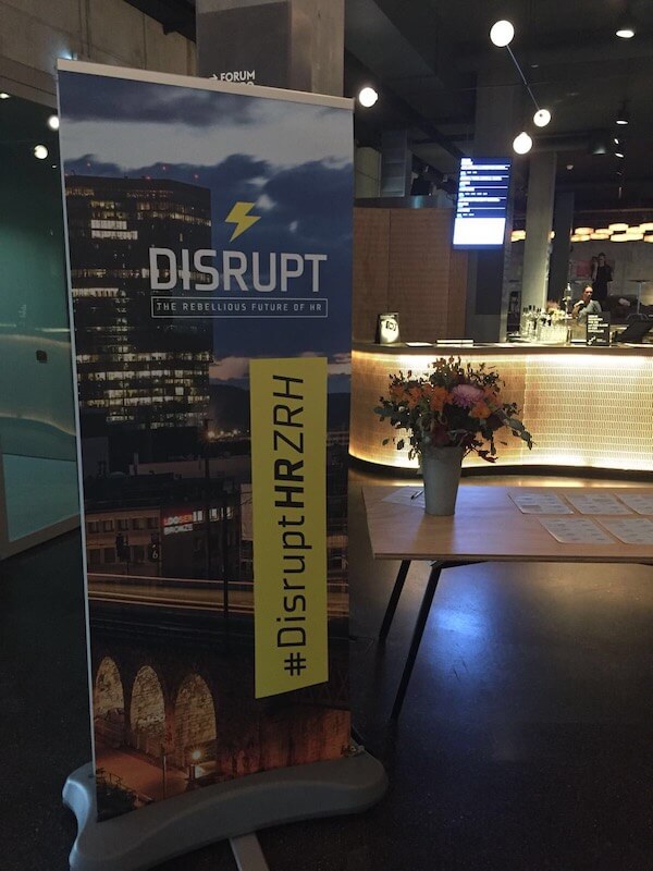 panneau avec le logo DisruptHR