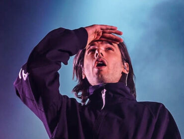 OrelSan regardant au loin